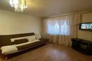 Желтый Нарцисс на улице Войкова, Асбест