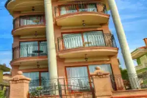 Stone Hill Hotel, Айвалык