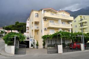 Ivi - big Parking and Courtyard - SA6, Макарска