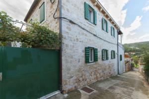 Apartments Brane, Postira