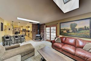 Lavish W/ Hot Tub, Game Room - Near Skiing 4 Bedroom Home, Флагстафф