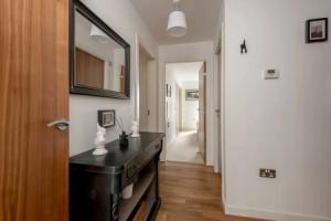 Ultra Stylish 2 Bed/2 Bath with Balcony & Parking, Эдинбург