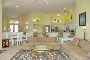 Waterfront Home With Views, Pool and Walk to Beach, Марко
