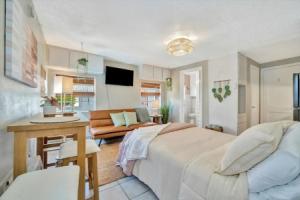 Corner Balcony Suite Across From Beach htd Pool, Клируотер Бич