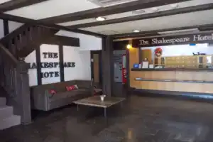 Shakespeare Hotel, Хакуба