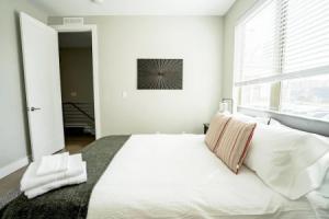 Mile High Lifestyle Townhome in Golden Triangle Rooftop Views, Денвер