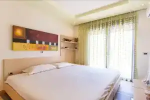 Luxury Villa Maria, Хараки