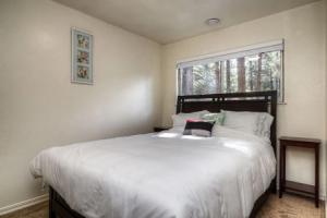 Cabin in the Heart of Lake Tahoe by RedAwning, Саут-Лейк-Тахо