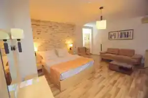 Hotel Pinocchio, Приштина