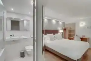 Отель «Hôtel l'Amandier», Нантер