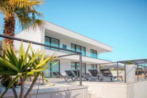 Sunset Serenity Villa With Pool, Gym and Sauna, Kaštel Kambelovac