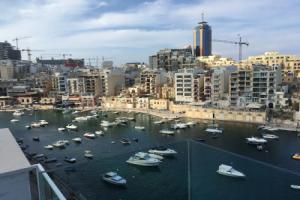 Seafront Penthouse Triplex- Roof Terrace & Hot Tub, Сан-Гван
