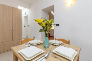 Lovely Apartment Milica 100mt From sea, Ловран