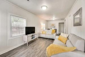 Walk to Dtwn Branson: Pet-friendly Home!, Брэнсон