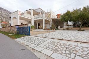 Comfortable Apartment With Large Covered Terrace, Cesarica
