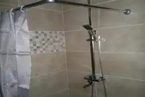 Single Room, Местиа