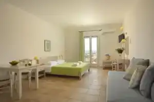 Aeolos Hotel, Куфонисия