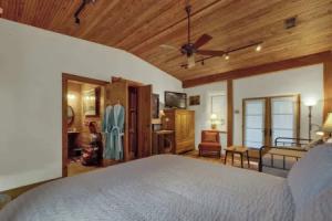 The Willows Casa Grande + Sundown Suite Sleeps 13 - Close to Main St, Фредериксберг