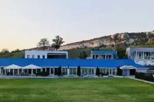 Меблированные комнаты Предгорье, Красный Мак
