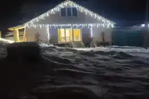 Частный дом в живописном месте на берегу реки Бия