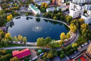 Квартира Дом у Озера в Парке Якутова
