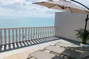 Апартаменты с видом на море с террасой, с камином. Первая береговая, Лоо
