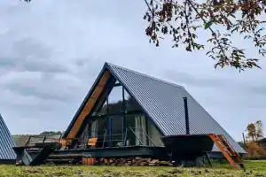 Шале А-фрейм с панорамным остеклением и террасой, Ая