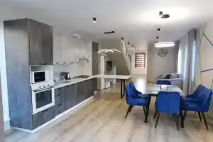 Частный Дом Двух Этажный Дом в Тихом Районе