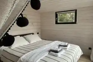 Частный дом у озера с террасой Сосновый дом