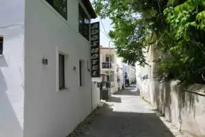 Ados Hotel, Чешме