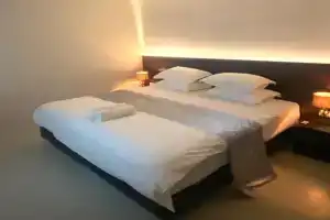 Violet Inn Hotel, Дхараванду