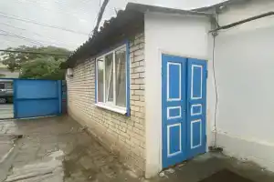 Частный дом Маленький домик в центре города