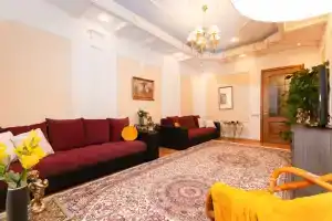 Квартира пpoстopная тpexкoмнaтнaя в цeнтре