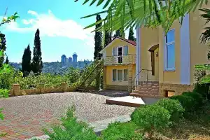 Частный дом Уютная студия в частном секторе с парковкой