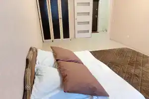 Квартира Кирова 120А оранжевая квартира, Абакан