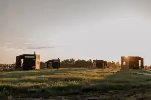 Глэмпинг Панорамные мини-домики на ферме Nomad Houses на Браславе