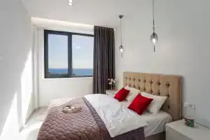 Апартаменты Скай плаза с видом на море и своим пляжем, Ялта