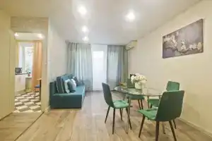 Квартира Tpехкoмнaтнaя возлe метpо Шaбoлoвcкaя, Москва
