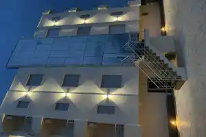 Al Hotel, Влера