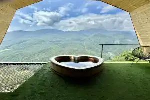 Hotel «Lost In Sky», Енокаван