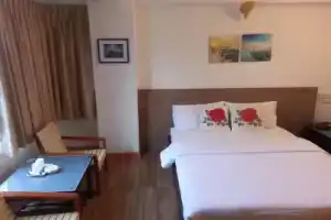 Crown Bts Nana Hotel, Бангкок