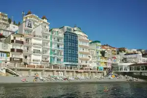 Гостиница «Орион», Утес