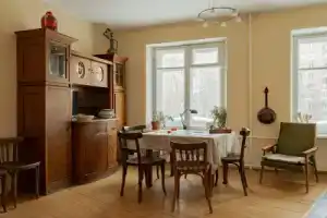 Квартира старинная мебель в лучах солнца