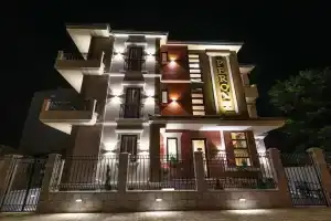 Hotel «Peroni», Корча