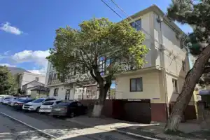 Квартира 140 в центре с балконом и кухней – до моря 15 мин