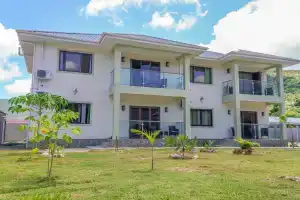 Апарт-отель Yvon’s Tropical Villa, Гранд Анс