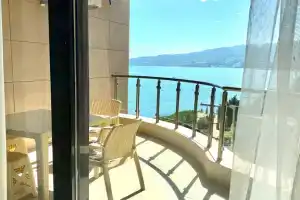 Апартаменты с Видом на Море Пляж Изумрудный, Ялта