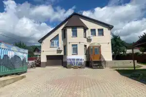 Частный Дом У Подножия, Южно-Сахалинск
