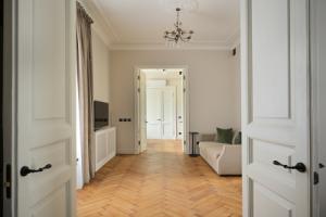Апартаменты D Apartments в Роскошном Особняке с Анфиладой и Балконом