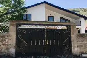 Большой Уютный Дом, Хоточ